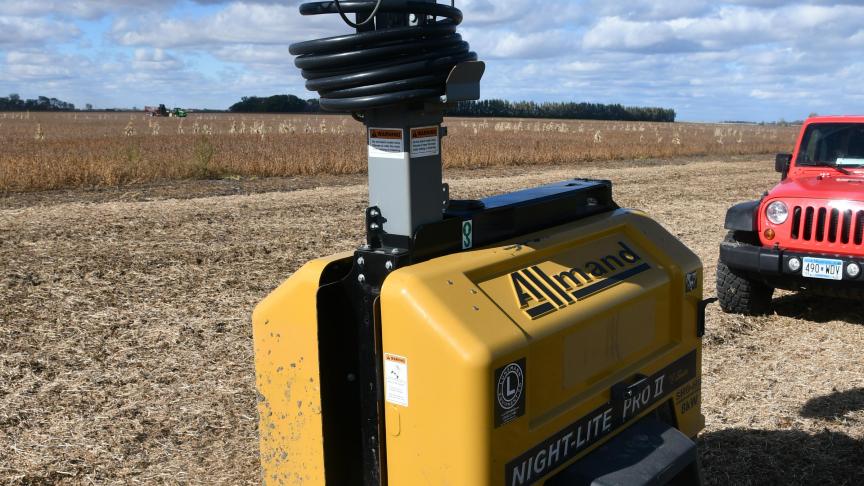 De nachtelijke rooiwerkzaamheden verlopen in het licht van reusachtige schijnwerpers.