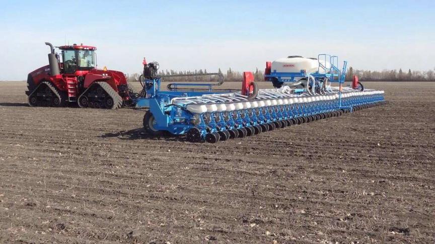 Of het nu gaat om grondbewerking, zaaien, spuiten of oogsten, de afmetingen van de machines zijn in verhouding tot de oppervlakte aan bieten in het bedrijf. De werkbreedtes zijn indrukwekkend, maar beantwoorden eenvoudigweg aan de lokale behoeften. “Al het materieel is gemaakt op schaal van het land.”