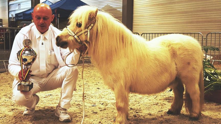 Marc Bosman van Stal van ’t Klaverbos uit Herfelingen met zijn kampioenmerrie Dukia van ‘t Klaverbos.