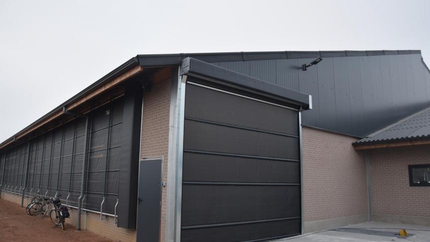 De gordijnen langs de zijkant zijn opvouwgordijnen, wat vermogen spaart.