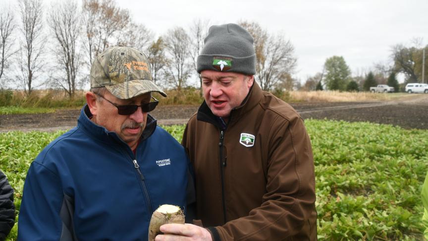 Bezoek aan een grote bietenteler in de Amerikaanse staat Minnesota begin oktober. Marc Ballekens, rechts: De bestrijding van cercospora is een belangrijk aandachtspunt voor de boeren in de regio en Betaseed loopt voorop in onderzoek en concrete resultaten op vlak van  ziekteresistentie.