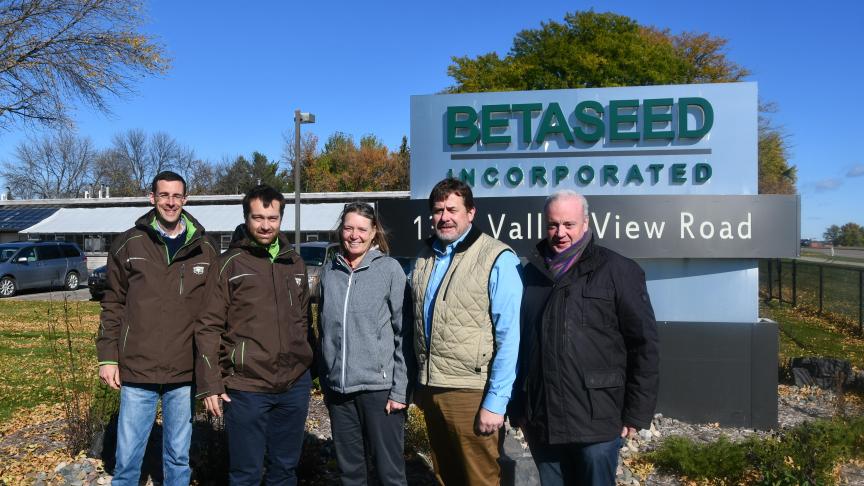 Van links naar rechts, Sébastien Chaveron (Betaseed France), Wannes Dermaut (Limagrain België), Margaret Rekosk (Betaseed USA, selectie), Mark Schmidt (Betaseed USA, verkoop en marketing) en Marc Ballekens (Limagrain België), tijdens een bezoek dat afgelopen oktober werd georganiseerd in het Amerikaanse onderzoekscentrum van de veredelaar in Shakopee, Minnesota.