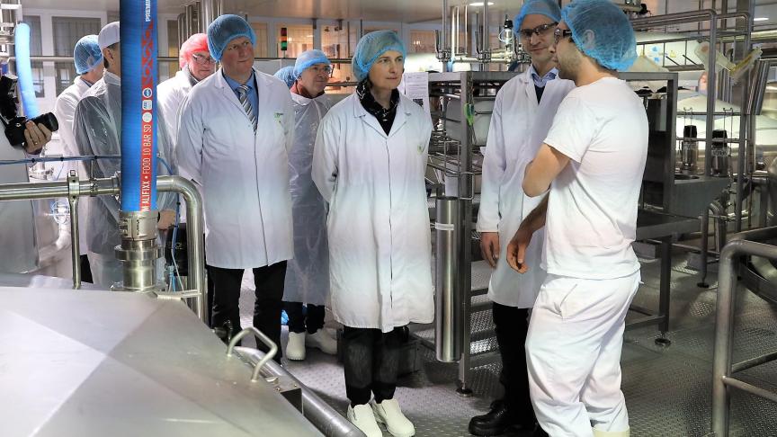 Minister Crevits bezocht deze voormiddag de kaasmakerij van Milcobel in Moorslede.