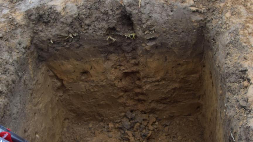 Bij ploegen zie je vaak het onderscheid tussen de bouwvoor en de onderste lagen door plotste kleurverandering.