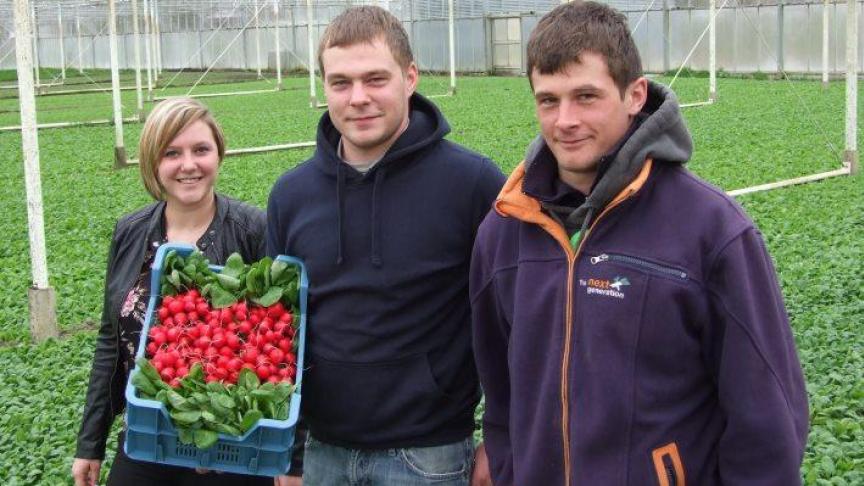 De eerste radijsjes werden aangeleverd door Kristof Rabaey, links Michelle Desnouck en rechts broer Jonas Rabaey