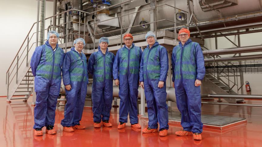 De top van Milcobel en kopstukken van de N-VA Jan Jambon (derde van rechts) en Matthias Diependaele (rechts).