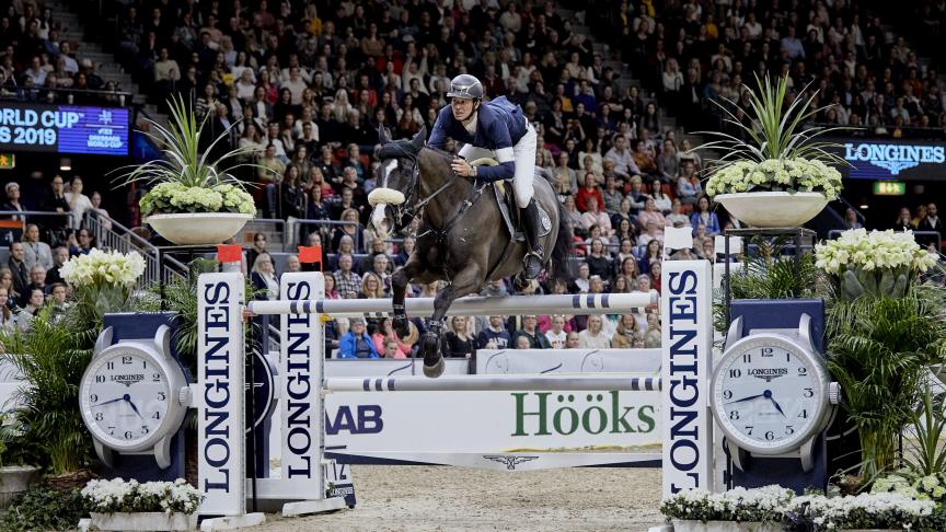 Steve Guerdat ging in een sterk deelnemersveld met het goud lopen.