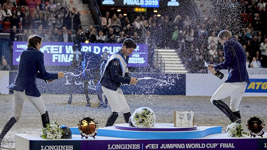 De winnaars trakteerden elkaar op een champagnedouche.