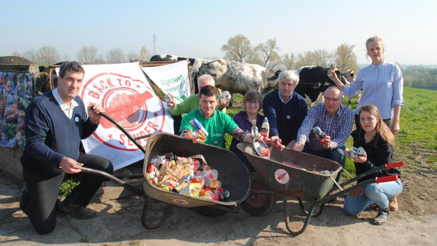 Voorafgaand aan de eerste snede verzamelden ABS-boeren in Maarkedal al het blik en plastic dat ze op hun weiden vonden. Met deze actie vragen zij om de onmiddellijke invoering van statiegeld in het volgende regeerakkoord.
