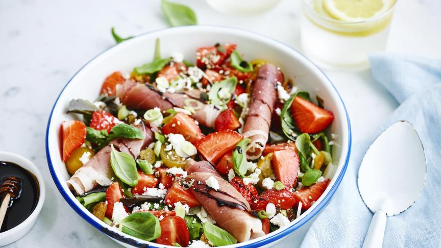 2019-04-26 Gemengde sla met aardbeien, geitenkaas en gandaham (2)