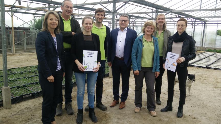 Melkveehoudster Tineke en groentetelersfamilie Schelfhout van Agrico gingen met Boerenbondvoorzitter De Becker, projectleider Vos en minister Van den Heuvel op de foto.