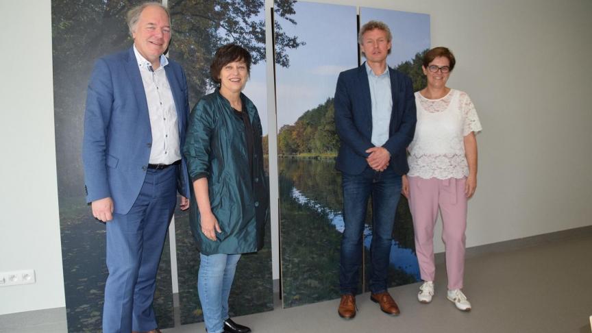 Gedeputeerden Ludwig Caluwé en Kathleen Helsen, coördinator Rurant Wim Poelmans en directeur Hooibeekhoeve Ilse Van den Broeck (v.l.n.r.) openden de nieuwbouw met het plaatsen van enkele decoratiepanelen met een streekeigen landschap.