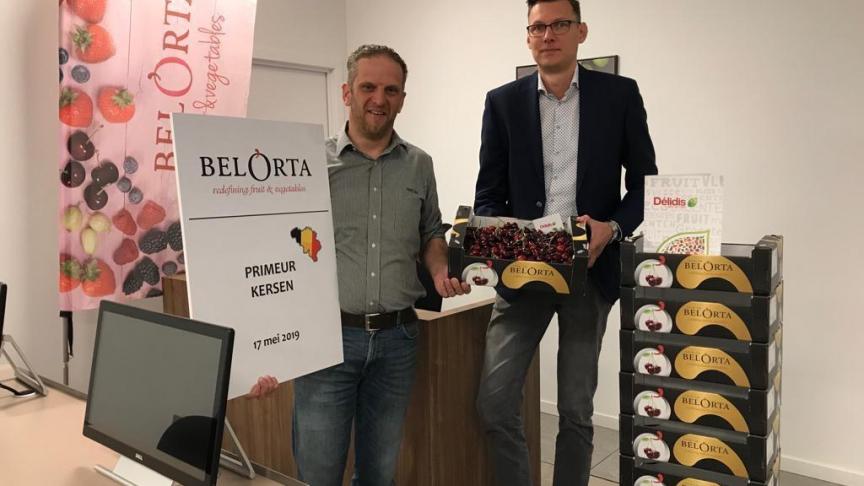 Miguel Demaeght van BelOrta en Max Verheyen van Délidis tonen de eerste kersen.