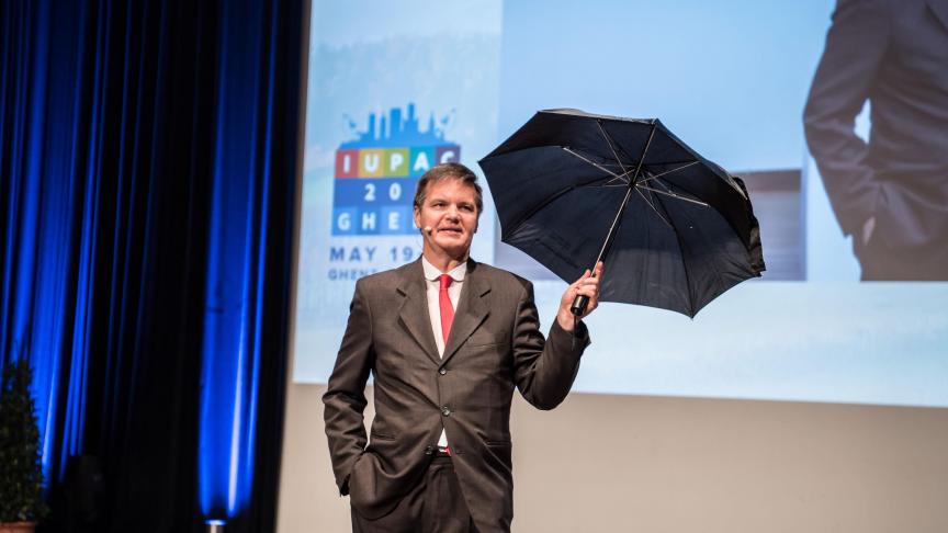 Professor David Zaruk vergelijkt het voorzorgsprincipe met een paraplu op zonnige dagen op IUPAC2019.
