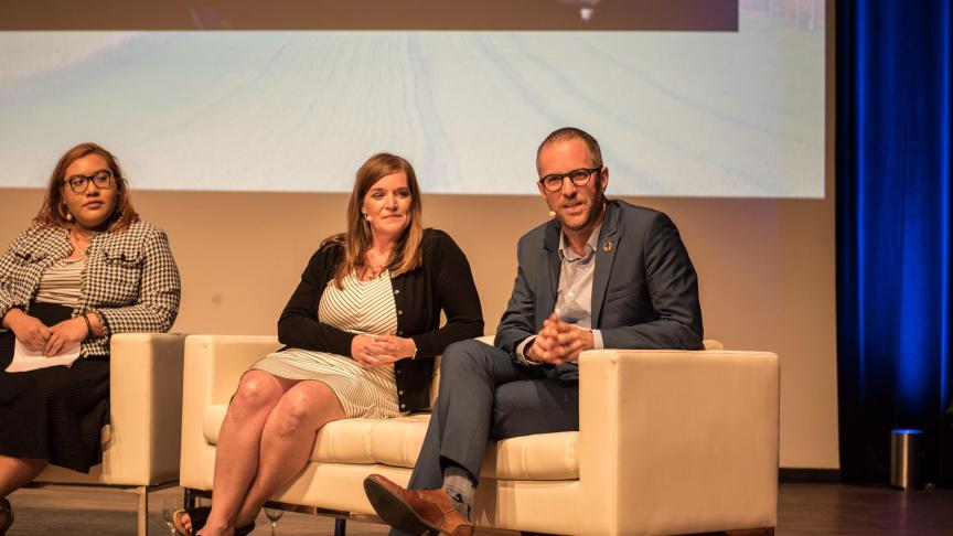 Professor Joos Dessein (rechts) van Universiteit Gent raadt wetenschappers af betweterig te doen richting de gewone burger wanneer ze nieuwe technologie willen toelichten.