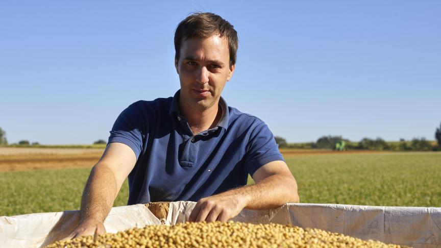 Jonge overnemer Simon Colembie teelt biologische soja voor menselijke consumptie.