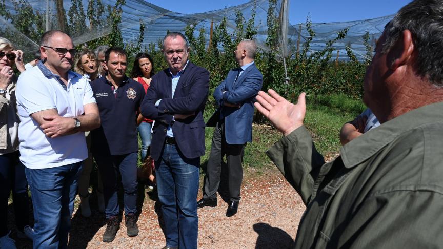 De Franse landbouwminister Didier Guillaume (midden) spreekt in La Roche-de-Glun vlakbij Romans-sur-Isere in Zuidoost-Frankrijk met boeren. De aanleiding is een storm die een dode veroorzaakte in het departement Haute-Savoie department en daarnaast zware schade in het departement Drome.