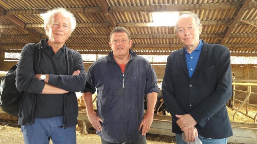 Jacques de Marneffe omringd door de gebroeders Dardenne tijdens het draaien van de film ‘Je Jeune Ahmed’.