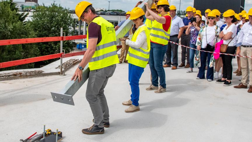 De eerstesteenlegging was in realiteit een ‘eerstepaalzetting’. Gedeputeerde Naeyaert en Mia Demeulemeester, afgevaardigd bestuurder van Inagro, deden dit met verve.