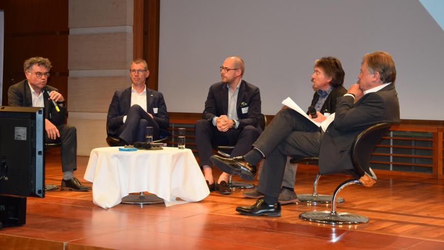 Tijdens het panelgesprek met v.l.n.r. Herman Diricks (FAVV), Joris Relaes (ILVO), Erik Lenaers (Weber Shandwick), Michel Vandenbosch (Gaia) en moderator Johny Vansevenant (VRT), werden enkele heikele thema’s opnieuw ter discussie gesteld.