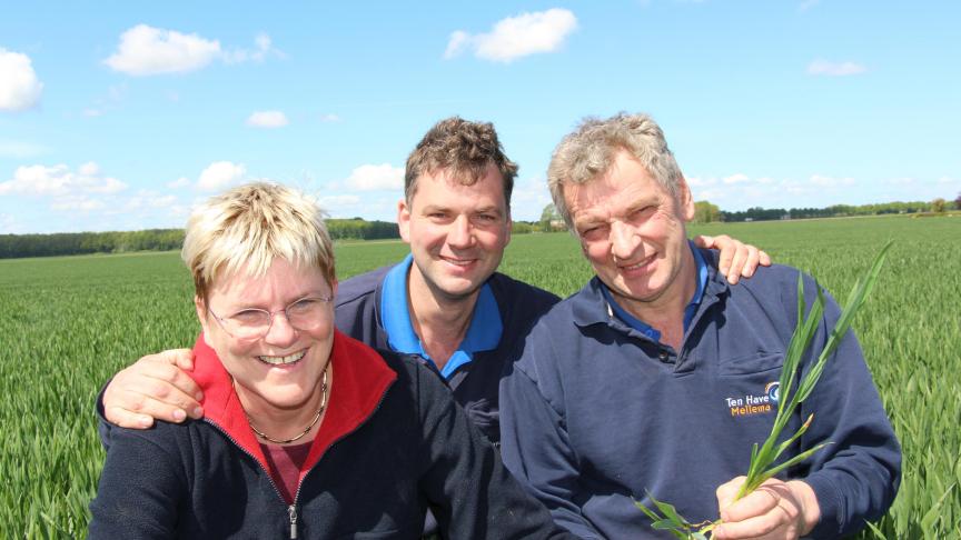 V.l.n.r. Annechien, Detmer en Menno ten Have. Detmer: “Tarwe telen we met name voor de structuur. Wij hebben hier hele zware oude zeeklei, in 1500 en 1600 overstroomde de zee dit gebied nog regelmatig, dat tot 80 procent afslibbaar is.”