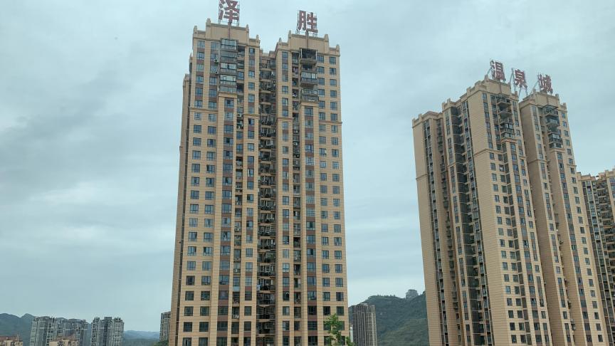 In Fuling maken, zoals in de meeste steden in China, werven voor aanleg van nieuwe wegen en de bouw van nieuwe appartementsgebouwen, deel uit van het dagelijkse straatbeeld.