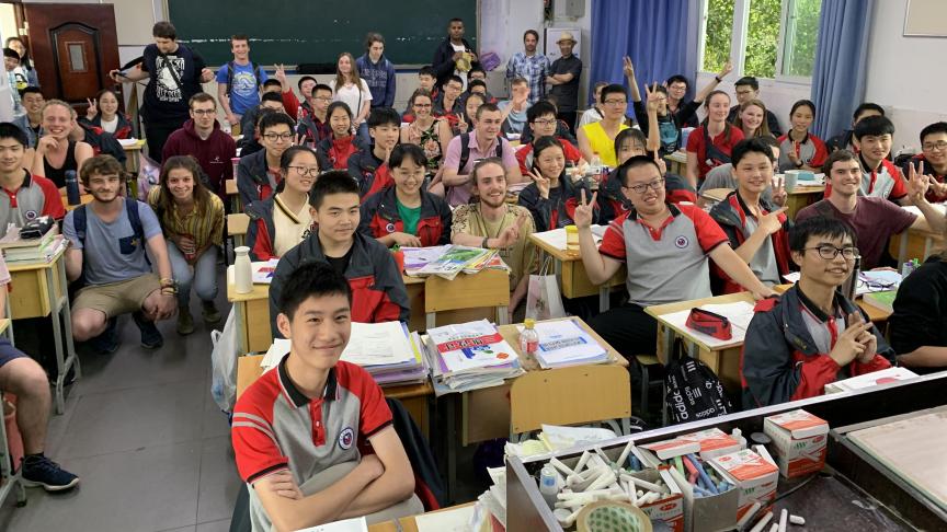 Meerdere malen hebben de Belgische studenten en hun Chinese collega’s elkaar ontmoet voor zeer gemoedelijke bijeenkomsten, zoals dat o.m. het geval was in de klassen van de hogere secundaire school ‘Chaoyang Middle School”, die 5.000 leerlingen tussen 12 en 18 jaar telt. Ze is gelegen in Bebei, een tamelijk moderne universiteitsstad.