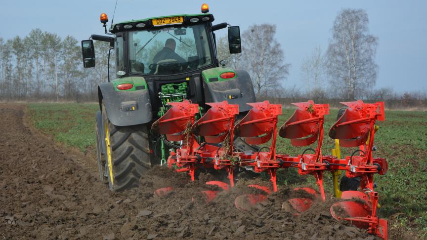 In zijn versie Nova Plus beschikt de Servo 45 M over een hydraulische non-stopbeveiliging en een hydraulische regeling van de ploegvoorbreedte vanuit de cabine van de trekker.