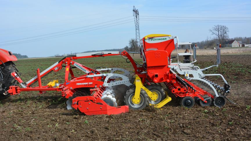 Op deze foto is de Terradisc Multiline gecombineerd met een zaaimachine Vitasem Add. Deze laatste kan gemakkelijk afgekoppeld worden, zodat de stoppelploeg alleen kan gebruikt worden.