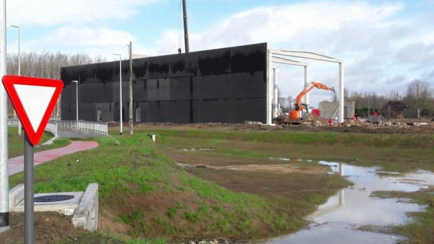 Naast de nieuwe wegenis, bevinden zich enkele waterbekkens.