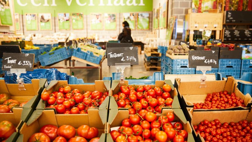 De stedeling weet niet waar zijn voedsel vandaan komt, welke weg het heeft afgelegd en door wiens handen het voedsel is gegaan vooraleer het in de rekken terechtkomt.