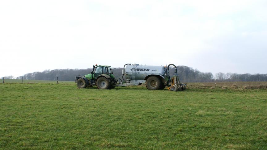 Stikstof in de lucht is vooral afkomstig van verkeer en bemesting in de landbouw.