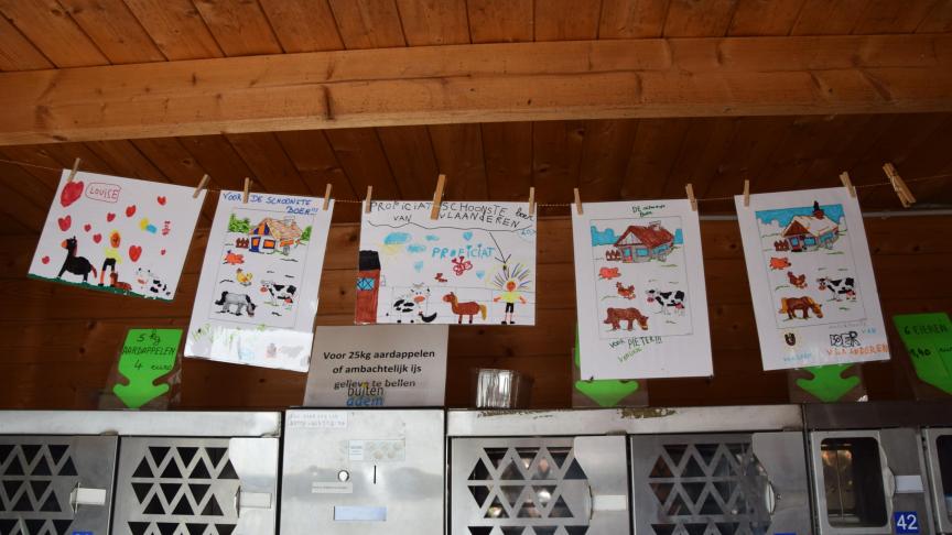 Pieter had heel veel fans die tekeningen opstuurden. Die hangen op bij de automaten.