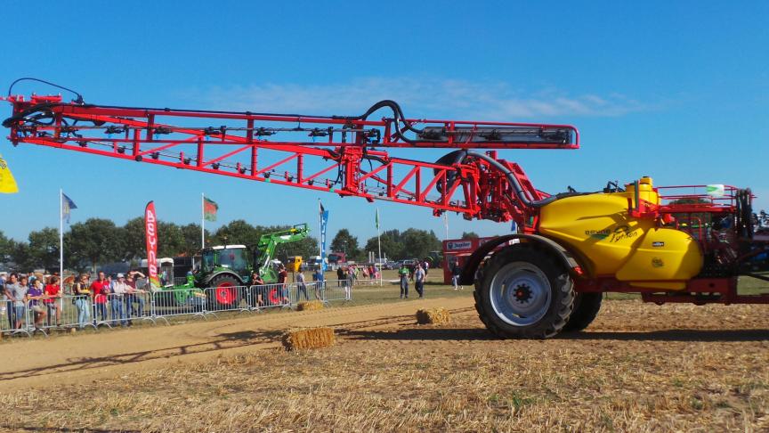 Er bestaan verschillende systemen waarbij men de spuitboom (hydraulisch) uit- en  dichtklapt.