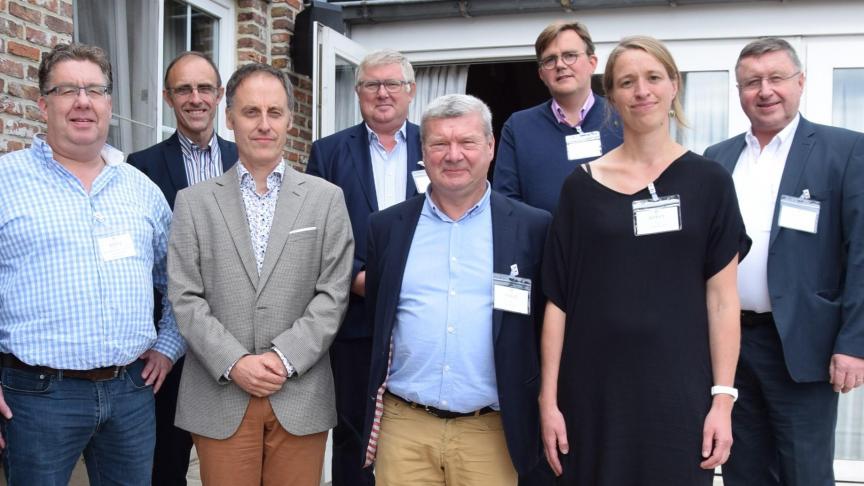 Gastheer Paul De Smet, zaakvoerder van Bivit (midden) omringd door de sprekers van het verjaardagscongres.