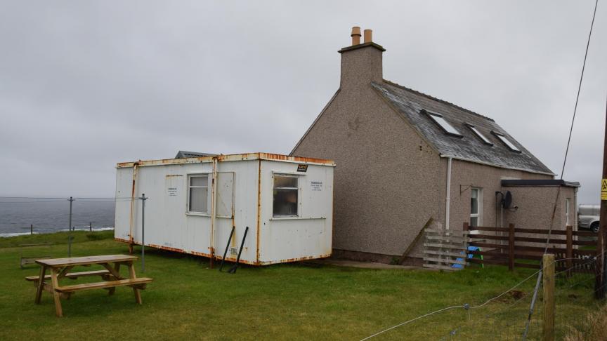 In een cabine naast hun huis geeft hij het beste van zichzelf met het weefgetouw.