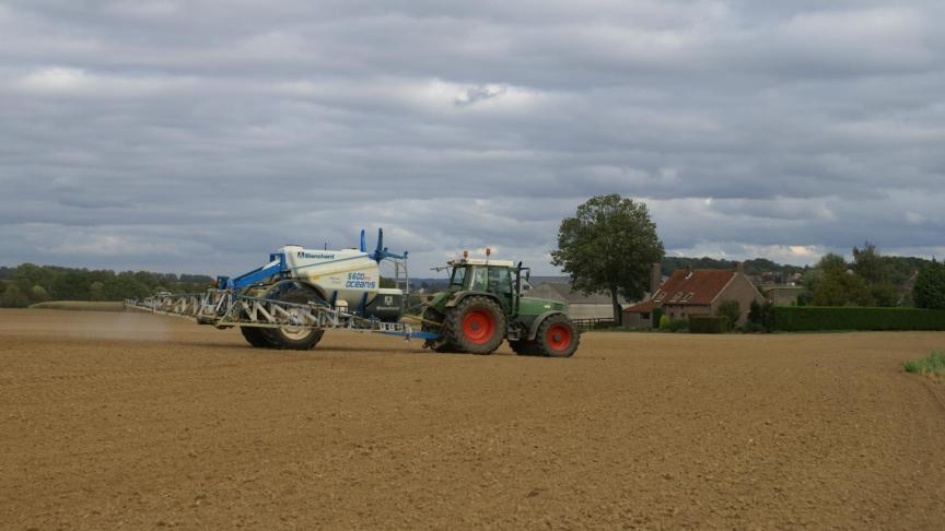 De overheid beperkt het gebruik van gewasbeschermingsmiddelen steeds meer.