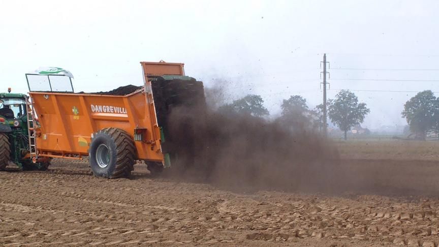 Uit langetermijnonderzoek blijkt dat door de toediening van compost, de geadviseerde bemesting voor een landbouwperceel gedeeltelijk kan ingevuld worden.