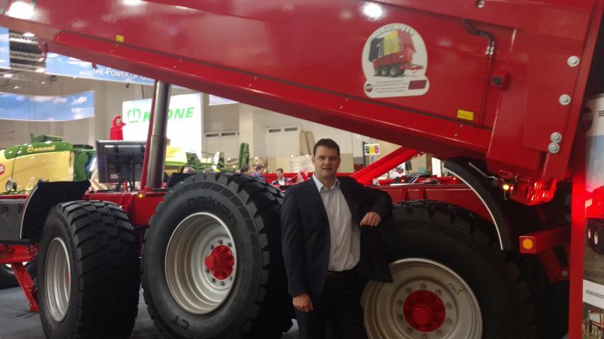 Kristof Blum voor de Premium Pack Edition van de Beco Maxxim 320 gronddumper.