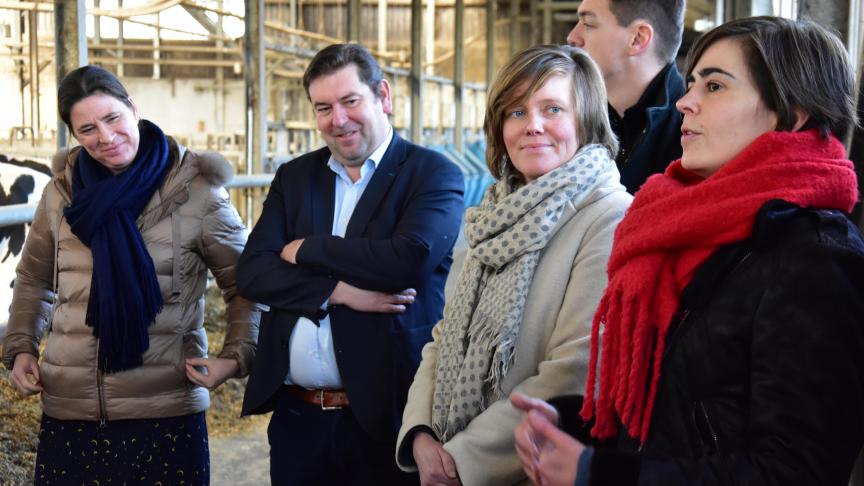 Vlaamse parlementsleden bezochten vrijdag de onderzoeksinstelling ILVO. Ze kregen onder meer uitleg van ILVO-medewerker Mirjan Thys.