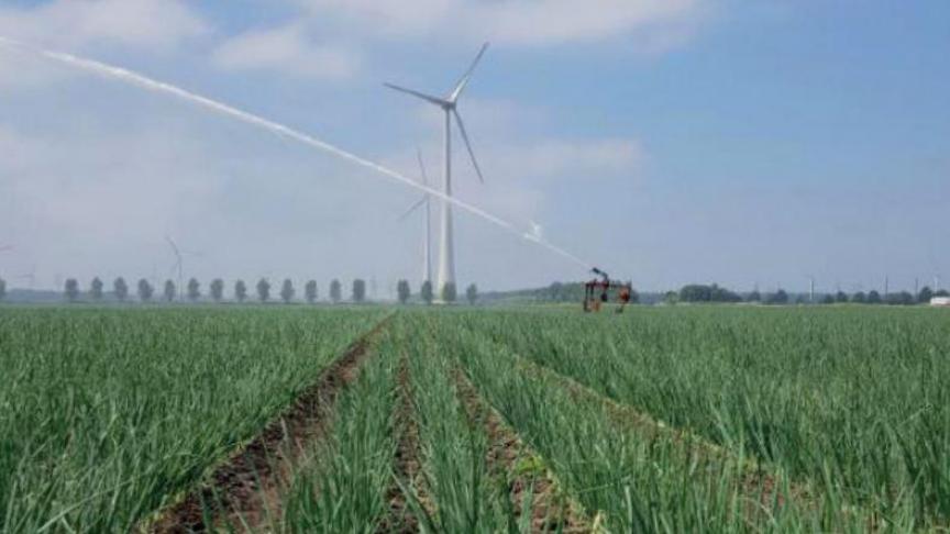 Onderzoekers van Wageningen University & Research concluderen dat het economisch voordeel bij een overstap naar elektrisch beregenen gemiddeld tussen de 1.300 euro en 4.200 euro per jaar ligt.