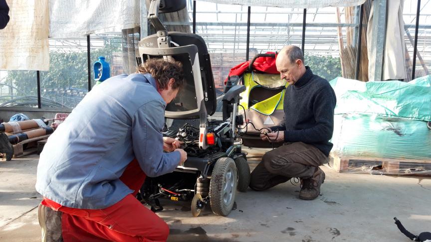 Dankzij de batterij van de elektrische rolstoel beweegt het wiedbed zich automatisch, milieuvriendelijk en geruisloos voort.