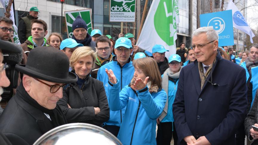 Lokaal voedsel heeft waarde, en verdient dus ondersteuning, benadrukten Boerenbond en ABS tegen Vlaams minister Hilde Crevits. Anders: een leeg bord...