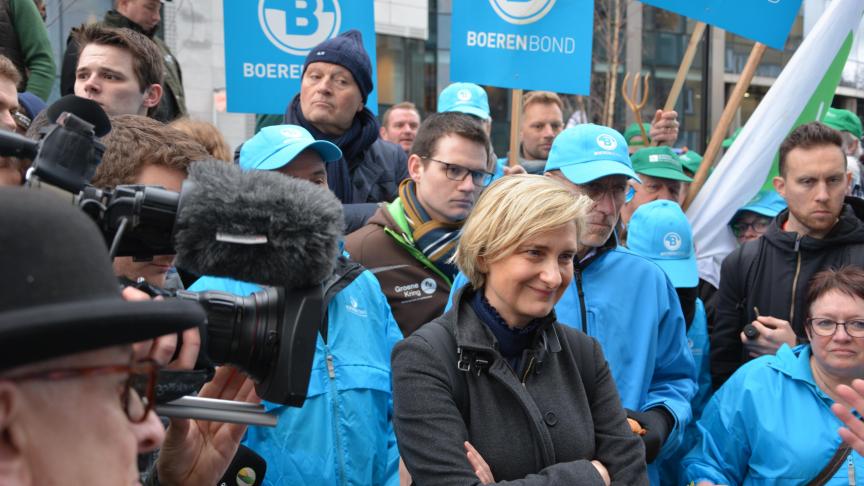 Vlaams landbouwminister Hilde Crevits luistert naar een korte speech van Boerenbond-voorzitter Sonja De Becker, die haar herinnert aan het Vlaams regeerakkoord. Hierin staat dat niet getornd moet worden aan de Vlaamse middelen voor de landbouw.