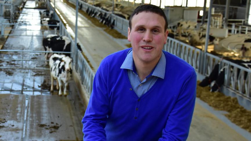 Dries Lahousse in zijn nieuwe, supermoderne melkveestal op het Zomerbloemhof.