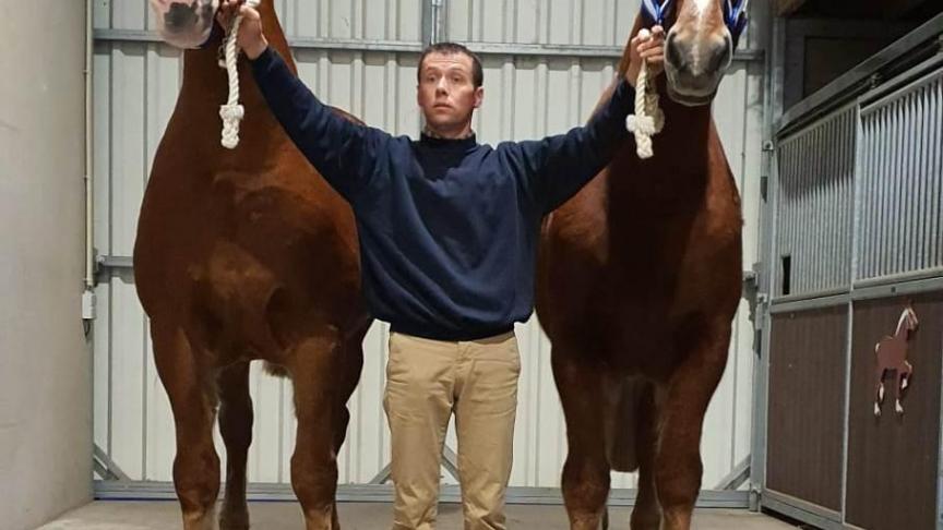 Jurgen Talpe samen met de merries Vera en Suzie van Belle bij hun vertrek naar India.