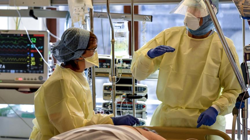 In Franse maar ook Belgische ziekenhuizen en woonzorgcentra zijn tekorten aan beschermende kleding.