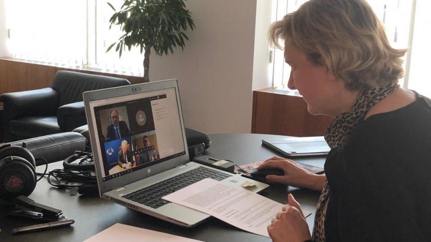 Minister Crevits overlegde samen met de andere Belgische landbouwministers met eurocommissaris Wojciechowski over bijkomende maatregelen voor de land- en tuinbouwsector.