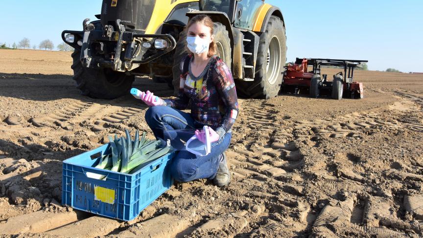 Sabine Neyens helpt onder meer in de preiteelt en met werkzaamheden met  de tractor op de akkers.