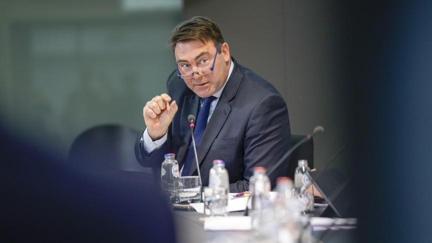 Op de Ministerraad van 16 mei werd een koninklijk besluit goedgekeurd dat het overbruggingsrecht verlengt voor juni. De zelfstandigen die er in juni van willen genieten, zullen een nieuwe aanvraag moeten indienen , aldus minister Ducarme.